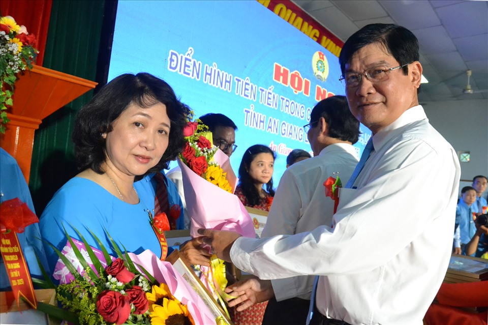 Trưởng Ban Văn hóa - xã hội, Hội đồng nhân dân tỉnh An Giang Nguyễn Tuấn Khanh trao hoa cho các đại biểu. Ảnh: LT