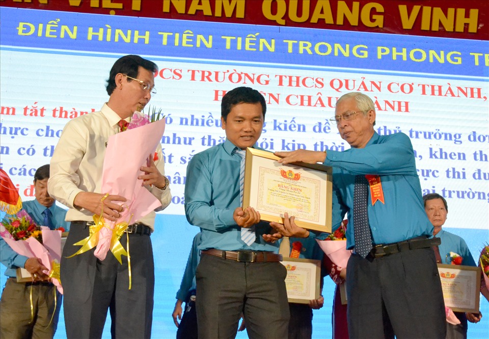 Chủ tịch LĐLĐ An Giang Nguyễn Thiện Phú tặng Bằng khen LĐLĐ tỉnh cho các đại biểu. Ảnh: LT