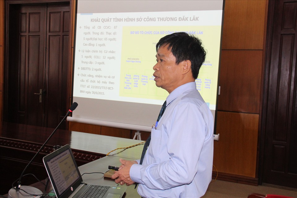Ông Lưu Văn Khôi - Phó Chủ tịch UBND TP.Buôn Ma Thuột trình bày đề án. Ảnh Kim Bảo