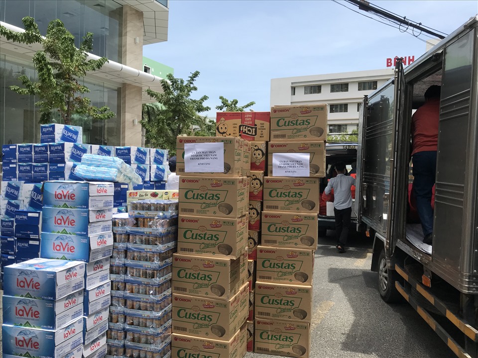 Trưa ngày 30.7, nhiều món hàng được đưa tới ủng hộ các y bác sĩ tuyến đầu chống dịch gồm đủ loại, nhiều nhất là nước uống, mì gói, khẩu trang... Ảnh: Mai Hương