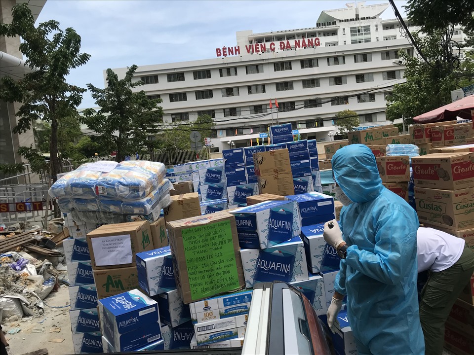 Từ bên ngoài, người dân Đà Nẵng gửi gắm tình cảm, mong các y bác sĩ, nhân viên y tế kiên cường chiến đấu, sớm chiến thắng dịch bệnh COVID-19. Ảnh: Mai Hương