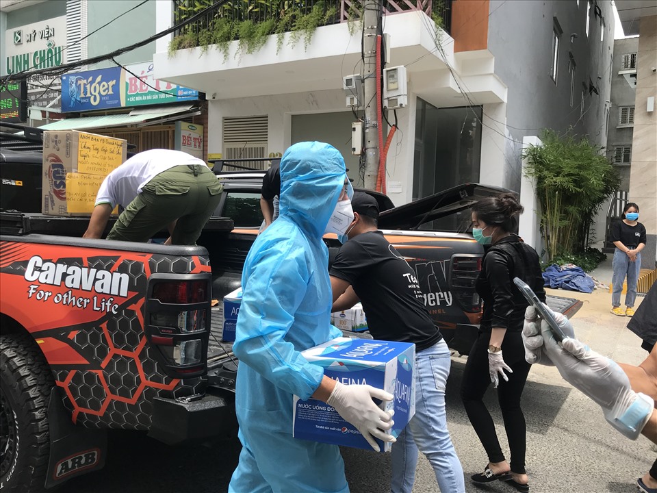 Nhiều người dân lặn lội đường xa, mang đồ đến để “tiếp sức” cho các y bác sĩ bên trong bệnh viện. Ảnh: Mai Hương