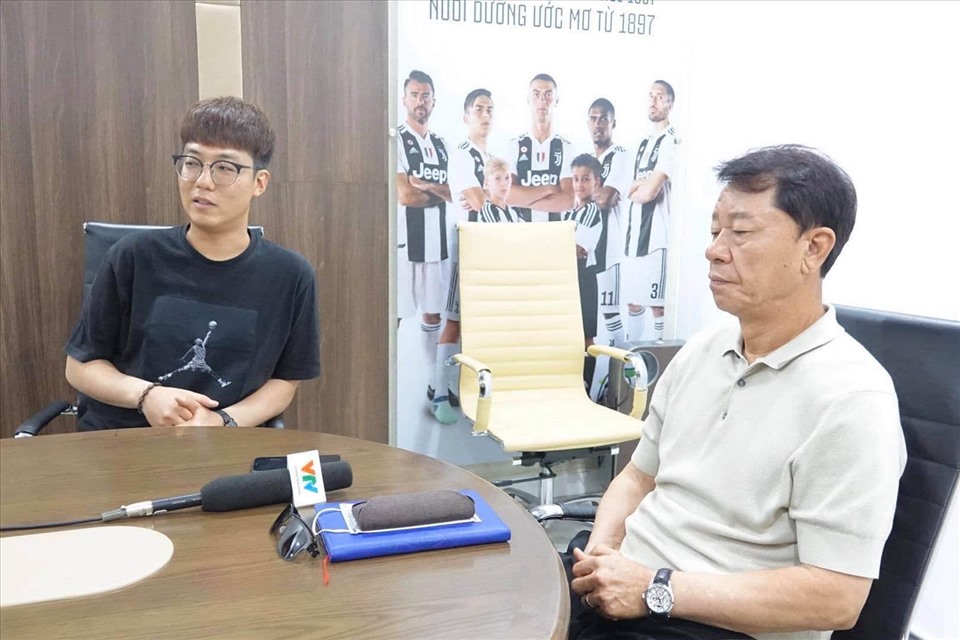 HLV Chung Hae-seong nhờ báo chí Việt Nam đính chính thông tin sai và gửi lời xin lỗi đến học trò cũng như lãnh đạo TP.HCM. Ảnh: Đ.V