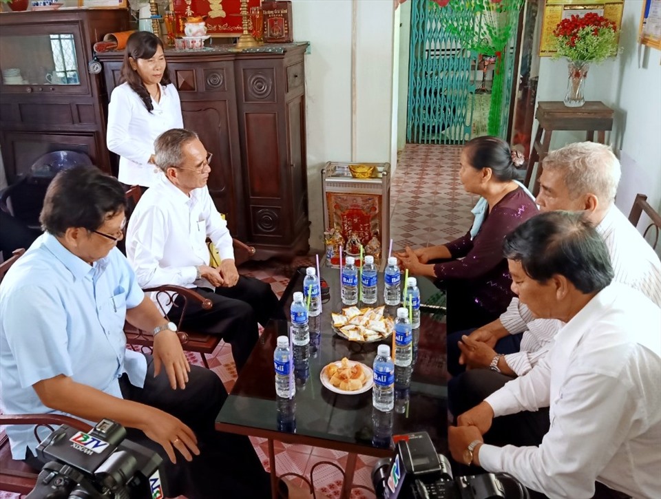 Đoàn công tác của Tỉnh ủy Bạc Liêu thăm hỏi gia đình chính sách tại Thành phố Bạc Liêu (ảnh Nhật Hồ)