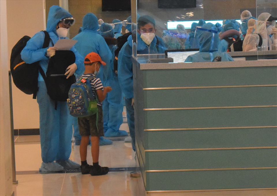 Theo ghi nhận thực tế, đối với chuyến bay Sinrapo về Cần Thơ thì đa số hành khách đều mặc quần áo bảo hộ, nhưng chỉ có một vài trẻ em lại không mặc đồ bảo hộ.