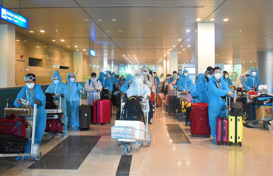 Theo ghi nhận thực tế, đối với chuyến bay Sinrapo về Cần Thơ thì đa số hành khách đều mặc quần áo bảo hộ, nhưng chỉ có một vài trẻ em lại không mặc đồ bảo hộ.