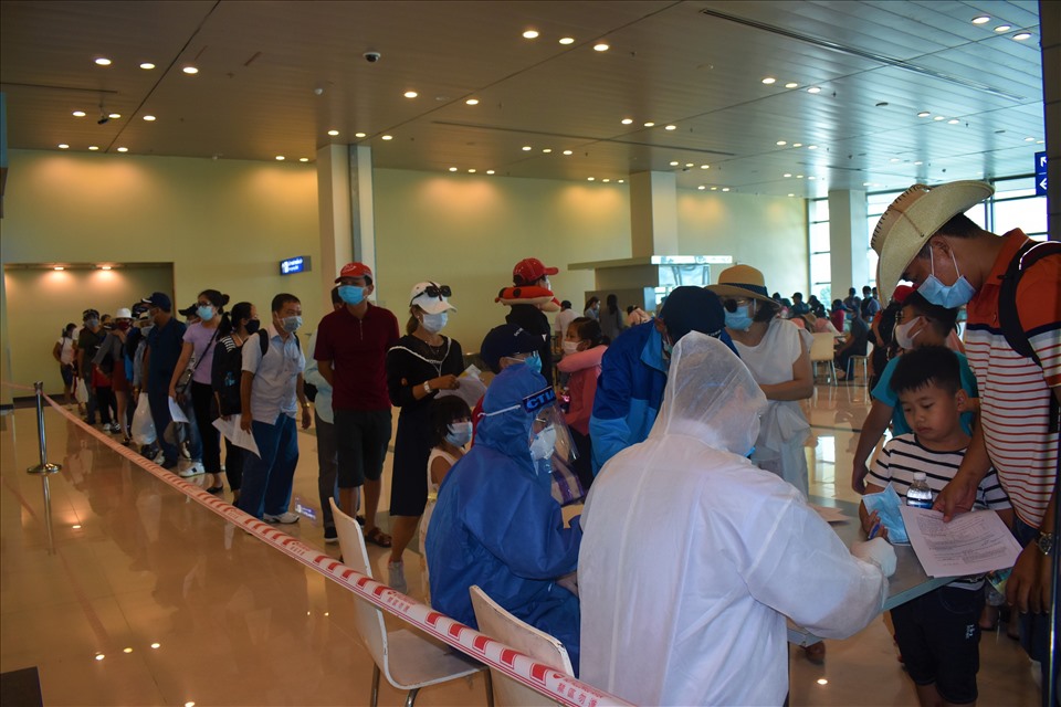 Đối với 4 chuyến bay từ Đà Nẵng về Sân bay Cần Thơ với tổng số 507 hành khách.  Tất cả hành khách phải kiểm tra sức khỏe, khai báo y tế và lấy mẫu xét nghiệm COVID-19 tại khu vực kiểm tra dịch ở Sân bay Cần Thơ. Sau đó, những hành khách sẽ tự cách ly tại nhà theo quy định.