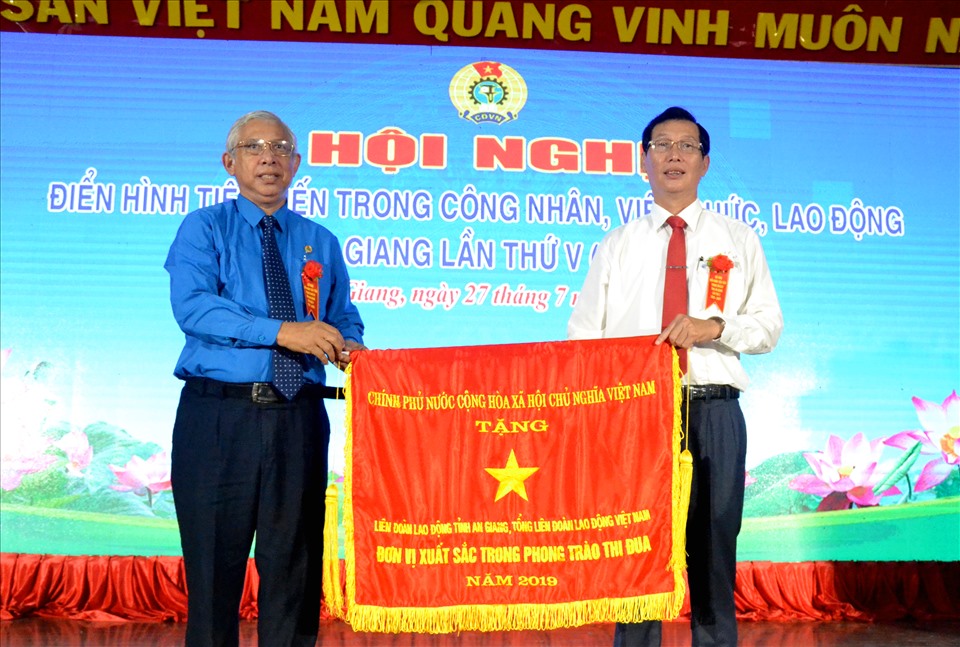 Phó Chủ tịch UBND tỉnh An Giang Lê Văn Phước trao Cờ thi đua Chính phủ cho LĐLĐ An Giang. Ảnh: LT