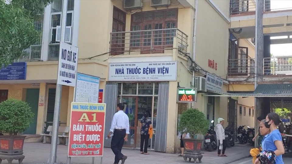 Nhà thuốc A1 của Bệnh viện đa khoa Thái Bình nằm ở vị trí đắc địa hàng đầu tại cơ sở y tế này. Ảnh: Đình Trường.