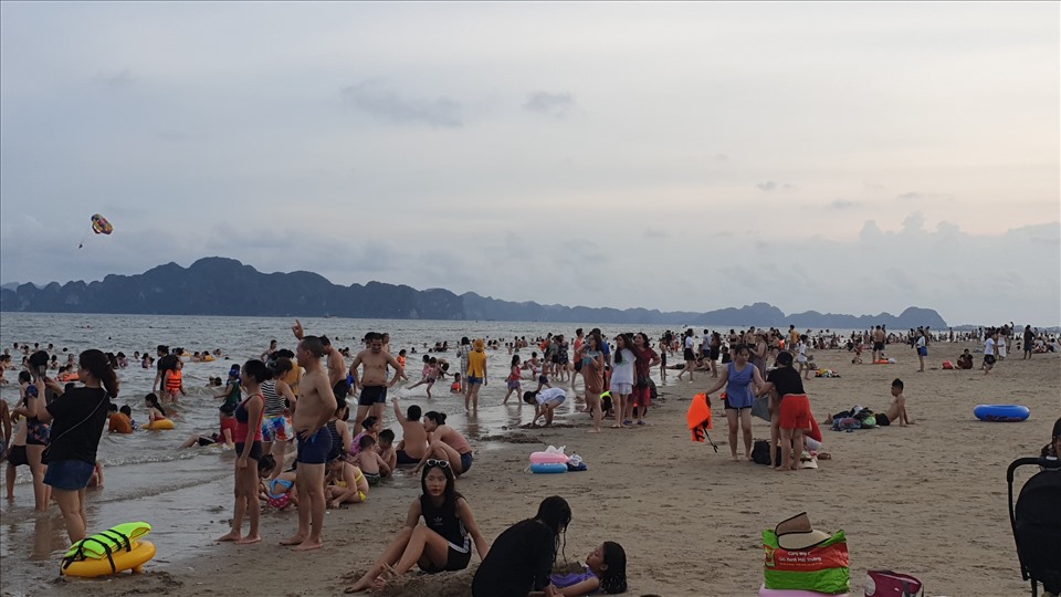 Hôm nay, 27.7, lượng khách đổ về Hạ Long vẫn rất đông. Bãi tắm vẫn đông nghịt khách, nhiều khách sạn hết phòng. Ảnh: Nguyễn Hùng
