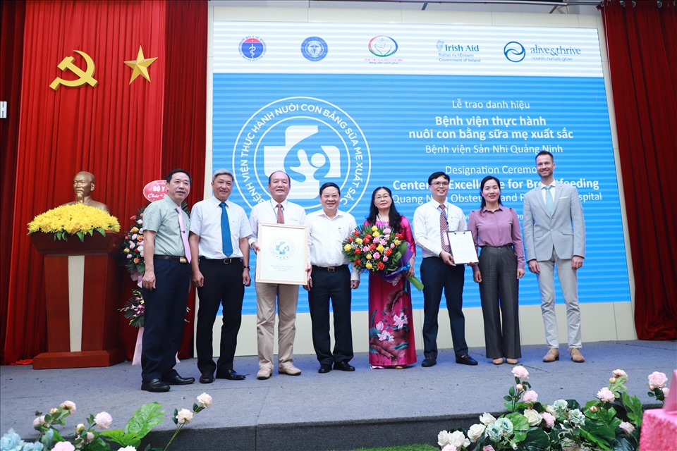 Bộ Y tế trao danh hiệu cho bệnh viện Sản Nhi Quảng Ninh. Ảnh: PV