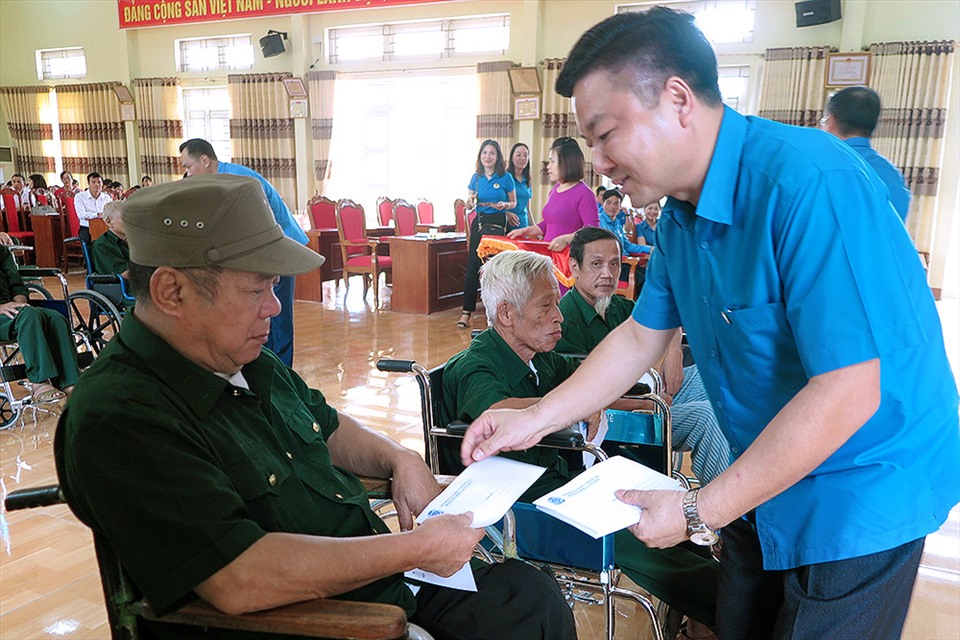 Đồng chí Hà Đức Quảng – Chủ tịch LĐLĐ tỉnh Phú Thọ - trao quà cho thương bệnh binh. Ảnh: Hoàng Tuấn.