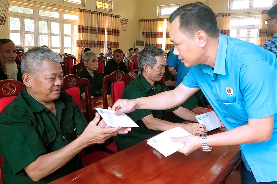 Đồng chí Phạm Sơn – Phó Chủ tịch thường trực LĐLĐ tỉnh trao quà cho thương bệnh binh. Ảnh: Hoàng Tuấn.