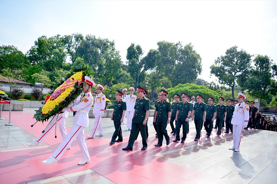 Lãnh đạo tập đoàn đến dâng hương tại lăng chủ tịch Hồ Chí Minh. Ảnh: VIETTEL