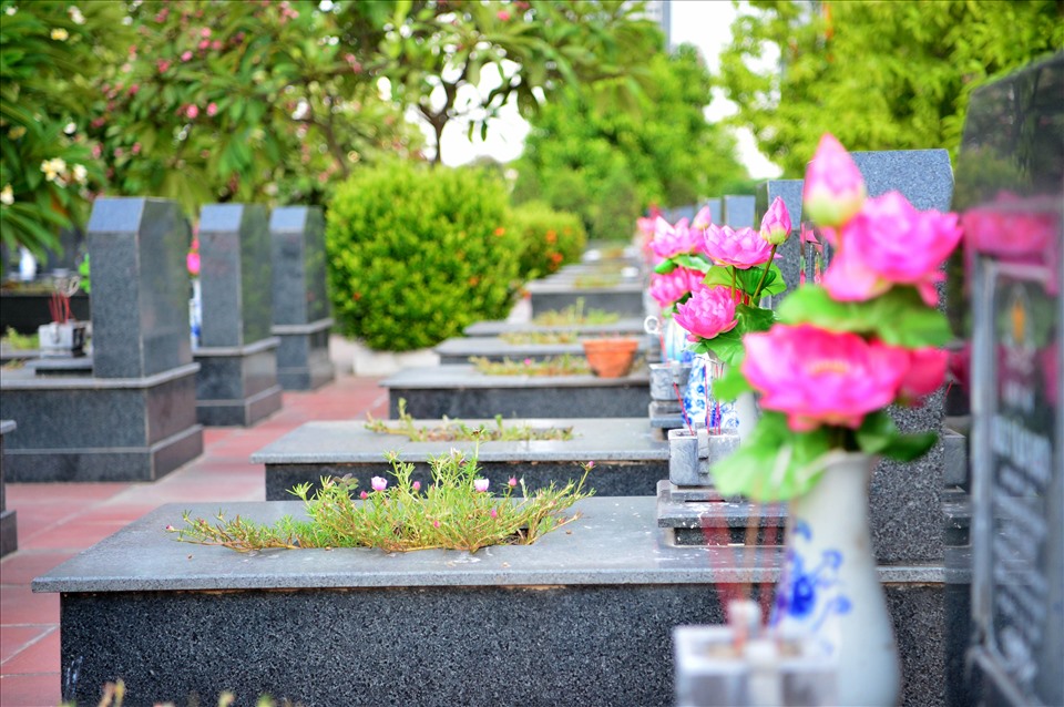 Tại các nghĩa trang nhận chăm sóc, VIETTEl đã thay lọ hoa và hoa lụa cho các phần mộ. Ảnh: VIETTEL