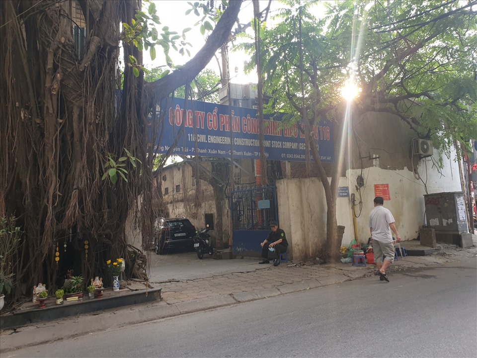 Trụ sở công ty 116 tại 521 đường Nguyễn Trãi (Thanh Xuân, Hà Nội) có phần diện tích cho thuê làm nhà hàng ăn uống nhiều năm nay. Ảnh: Trần Tuấn.