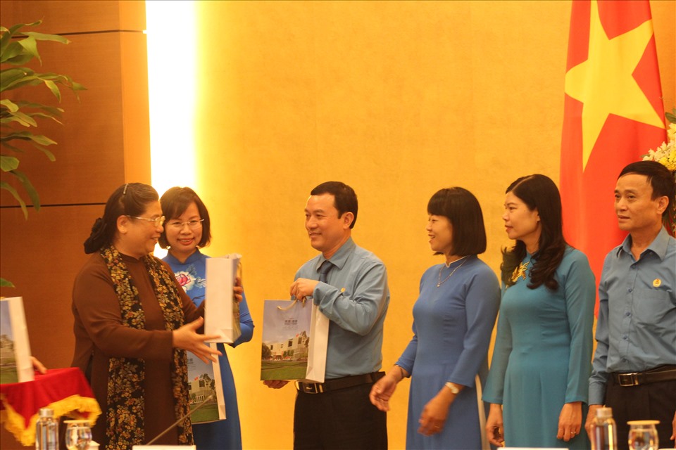 Phó Chủ tịch Thường trực Quốc hội Tòng Thị Phóng tặng quà cho cán bộ công đoàn chủ chốt thủ đô. Ảnh T.Vương