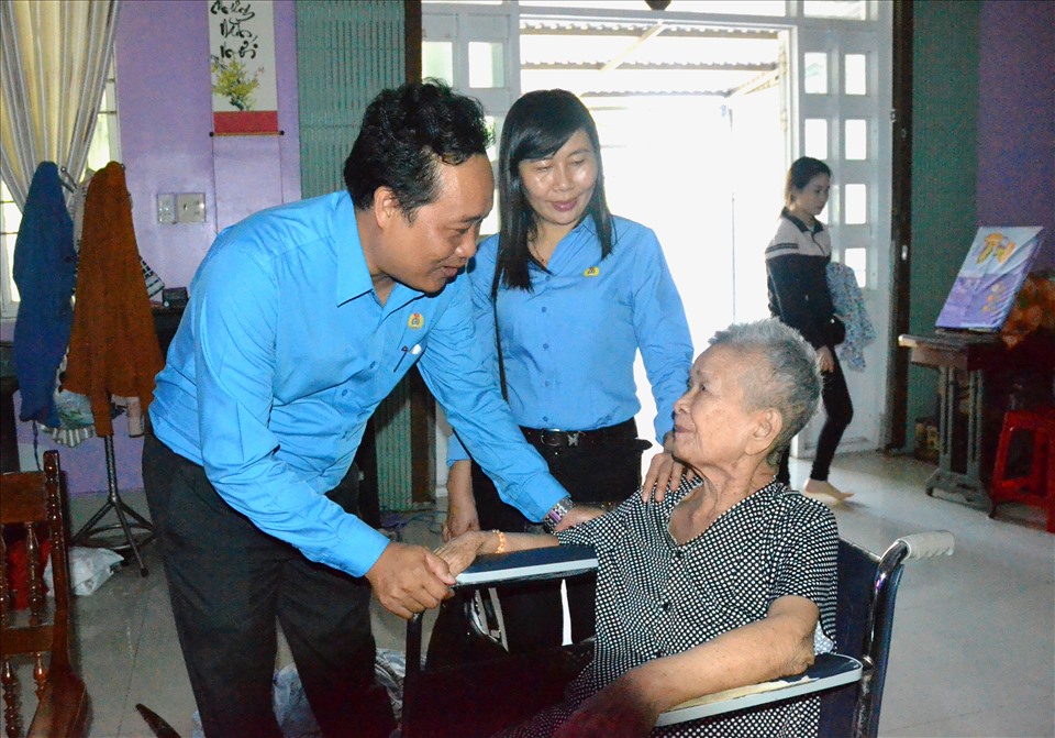 Đoàn công tác LĐLĐ Kiên Giang thăm hỏi sức khỏe cô Võ Thị Liễu. Ảnh: LT