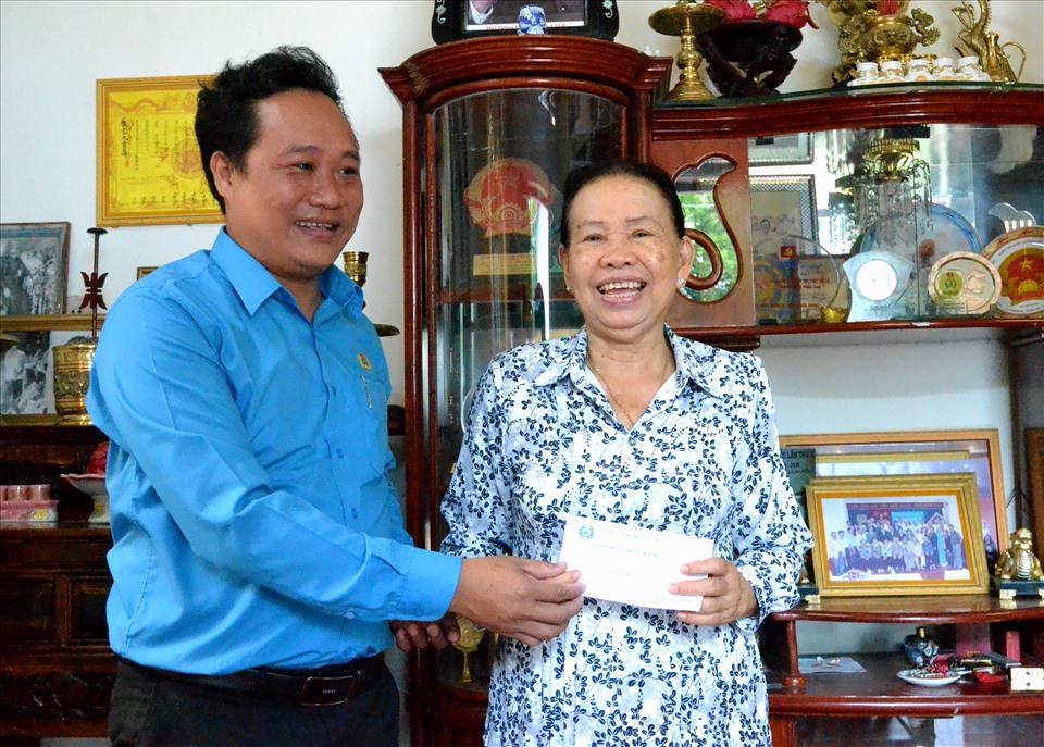Ông Phạm Văn Đằng trao quà cho cựu Chủ tịch LĐLĐ Kiên Giang Nguyễn Thị VIệt Nhân. Ảnh: LT