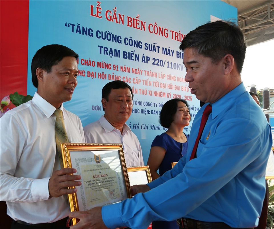 Ông Phạm Chí Tâm, Phó Chủ tịch LĐLĐ TPHCM trao Bằng khen cho các tập thể, cá nhân có thành tích xuất sắc trong thi dua xây dựng công trình. Ảnh EVNHCMC cung cấp.