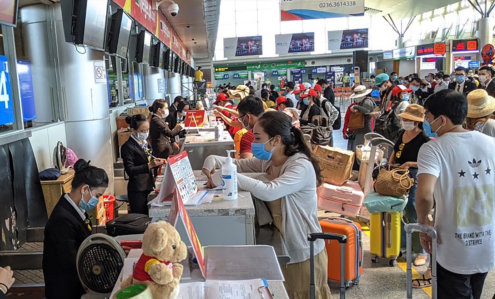 Vietjet đã tăng nhiều chuyến bay, trong đó có những chuyến bay rỗng, tới Đà Nẵng để giải tỏa hành khách. Ảnh: T.L.