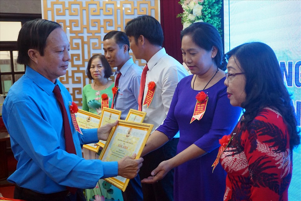 Chủ tịch LĐLĐ Bạc Liêu Nguyễn Văn Khanh trao bằng khen cho các đơn vị tập thể xuất sắc trong phong trào thi đua (ảnh Nhật Hồ)