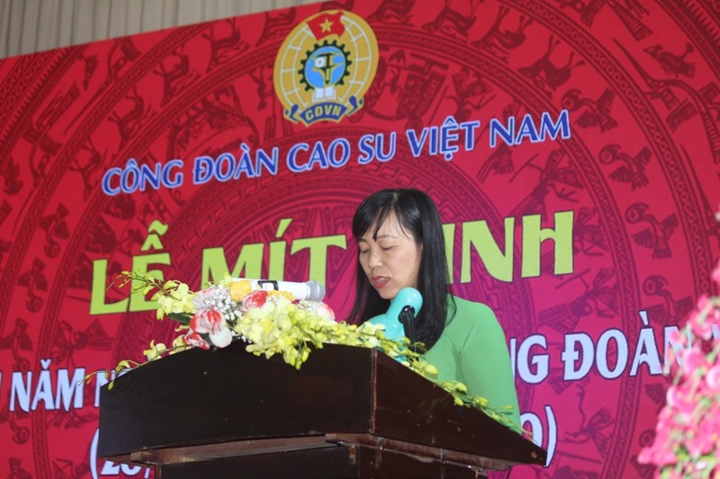 Bà Trương Thị Huế Minh, Phó Chủ tịch Công đoàn Cao su Việt Nam đọc thông báo tổng kết tại hội nghị . Ảnh: Nguyên Dũng