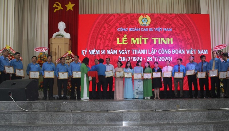 Nhiều tập thể, cá nhân được Bộ Lao động và Công đoàn Cao su Việt Nam tặng bằng khen vì đã có thành tích xuất sắc. Ảnh: Nguyên Dũng