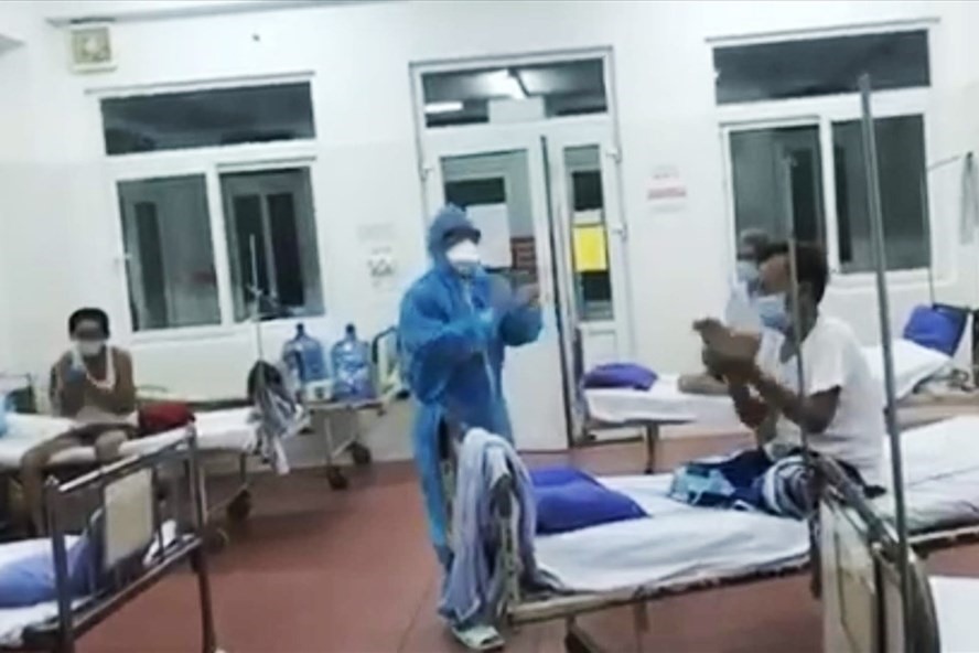 Hình ảnh bác sĩ Đà Nẵng cổ vũ bệnh nhân bị cách ly. Ảnh cắt từ clip