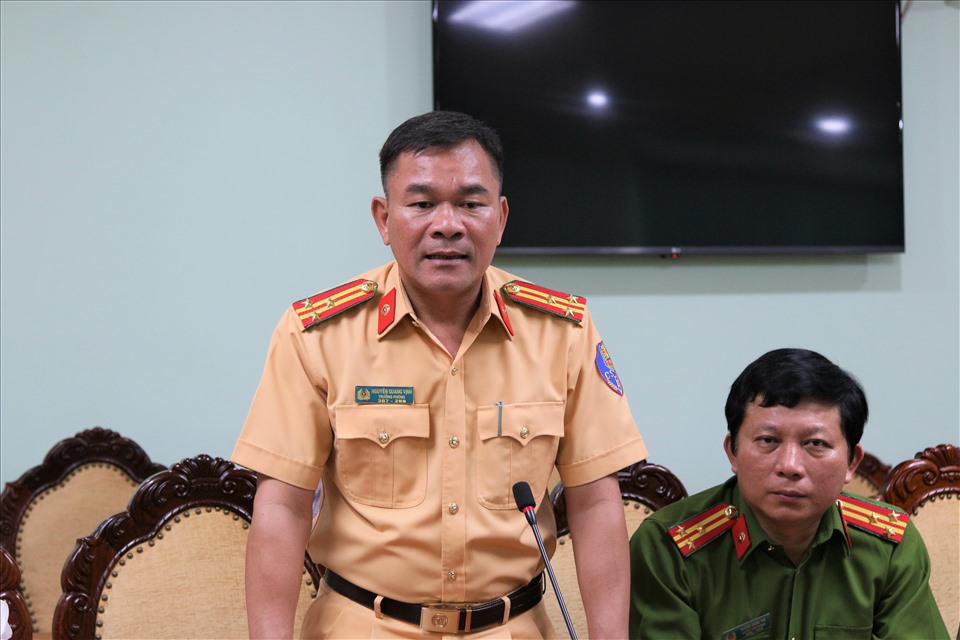 Thượng tá Nguyễn Quang Vịnh - Trưởng Phòng CSGT, Công an Đắk Lắk thuật lại quá trình vây bắt các đối tượng vận chuyển ma túy. Ảnh Bảo Trung