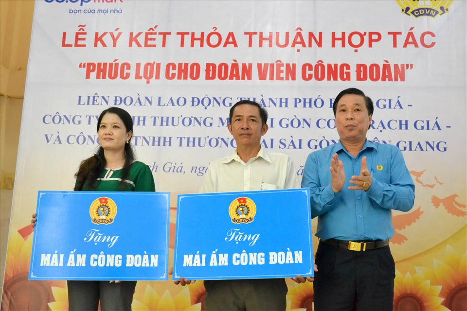 Ông Trần Thanh Việt trao hỗ trợ Mái ấm Công đoàn. Ảnh: LT