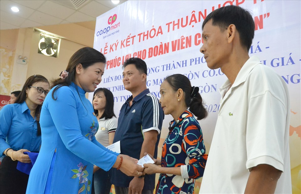 Phó Chủ tịch LĐLĐ Kiên Giang Nguyễn Thị Hoàn Xuân trao quà cho đoàn viên có hoàn cảnh khó khăn. Ảnh: LT