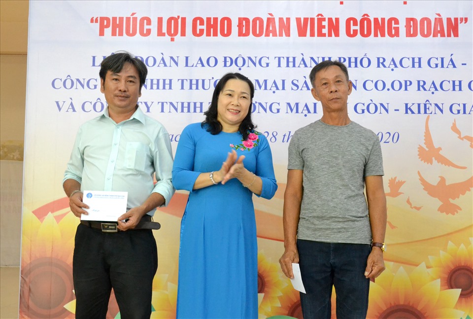 Bà Trần Thị Thu, Chủ tịch LĐLĐ TP. Rạch Giá trao quà cho đoàn viên. Ảnh: LT