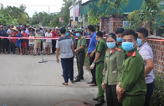 Công an phong tỏa, bảo vệ hiện trường trước ngôi nhà xảy ra hỏa hoạn. Ảnh: Trần Tuấn.