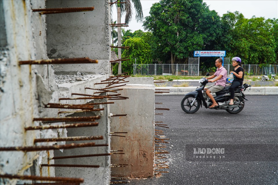 Từ tháng 1.2020, Sở GTVT Hà Nội đã thông báo phân luồng phục vụ cho dự án Xây dựng tuyến đường 40m nối từ đường Nguyễn Văn Cừ đến hết khu tái định cư phường Ngọc Thụy, quận Long Biên (Giai đoạn 3) thi công kết cấu phần dưới hạng mục cầu vượt trực thông.
