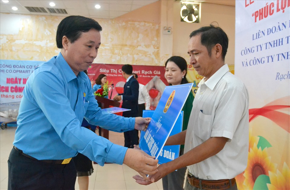 Chủ tịch LĐLĐ Kiên Giang Trần Thanh Việt trao hỗ trợ Mái ấm Công đoàn cho đoàn viên khó khăn nhà ở. Ảnh: LT