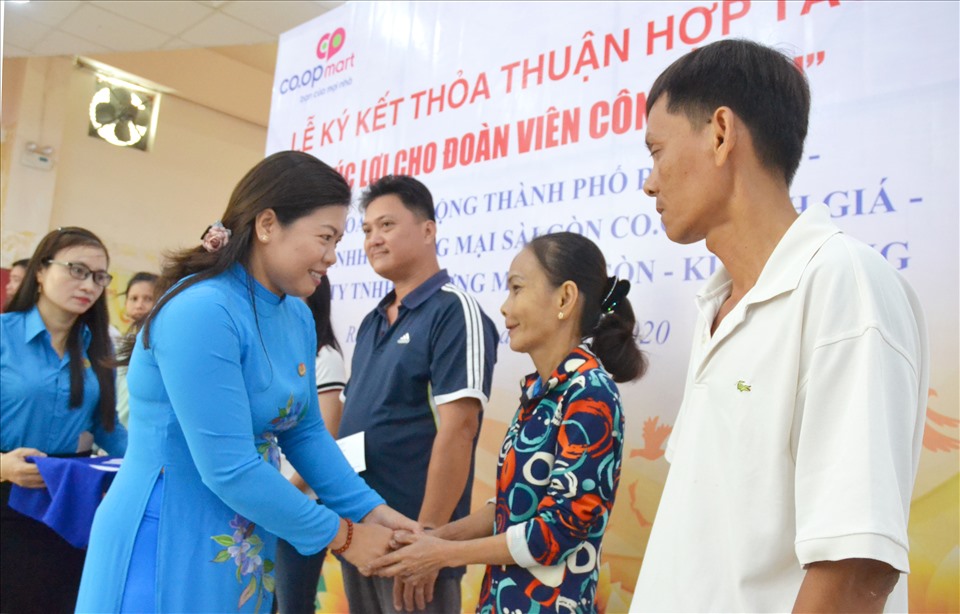 Phó Chủ tịch LĐLĐ Kiên Giang Nguyễn Thị Hoàn Xuân trao quà cho CNLĐ có hoàn cảnh khó khăn. Ảnh: LT
