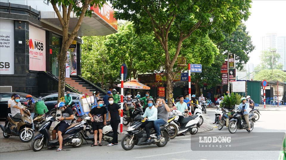 Nhiều người dân hiếu kỳ tập trung trên đường Trần Thái Tông.