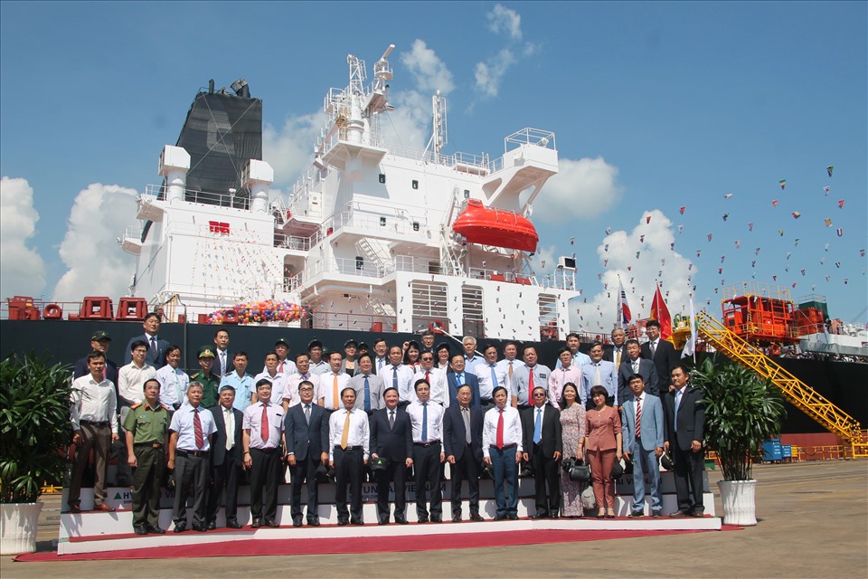 Các đại biểu chụp hình lưu niệm bên con tàu được thực hiện trong 345.000 giờ công an toàn tuyệt đối do những người thợ của HVS thực hiện.