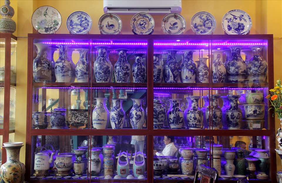 Bên trong, chủ nhân trưng bày khoảng 2000 món đồ như: chén, đĩa, bình hoa, thố… cho đến các món đồ bằng đồng.