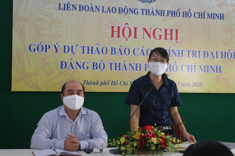 Bà Trần Thị Diệu Thúy (bên phải)- Chủ tịch Liên Đoàn Lao động TPHCM và ông Hồ Xuân Lâm, Phó Chủ tịch Liên Đoàn Lao động TPHCM. Ảnh: Anh Tú