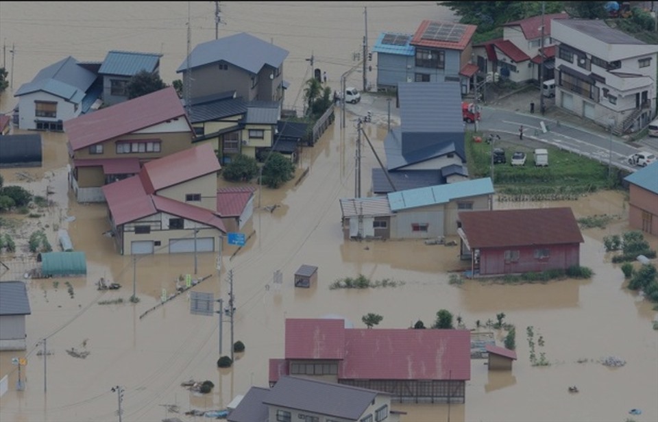 Hình ảnh nhiều nhà dân và diện tích hoa màu tại miền Bắc Nhật Bản bị lũ lụt nhấn chìm. Ảnh: Mainichi