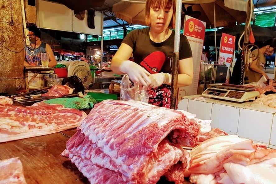 Giá thịt lợn bán lẻ giảm 2,48% trong tháng 7 đã góp phần kìm đà tăng của CPI tháng 7.2020. Ảnh: Khánh Vũ