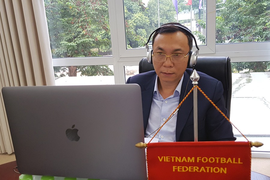 Phó chủ tịch thường trực LĐBĐVN Trần Quốc Tuấn tham dự cuộc trao đổi trực tuyến với chủ tịch FIFA. Ảnh: VFF