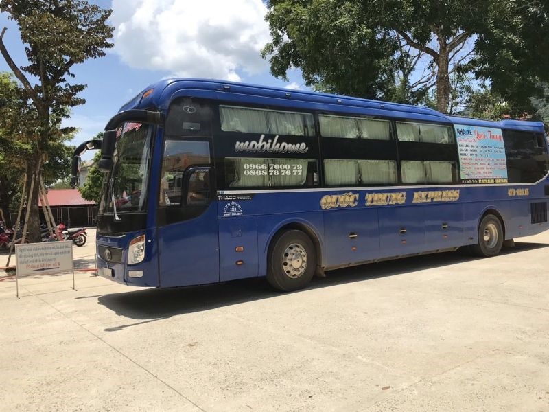 Chiếc xe khách từ Đà Nẵng về Thanh Hóa được lực lượng chức năng phun thuốc khử khẩn. Ảnh: CATH
