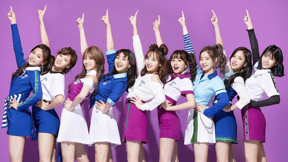 TWICE tuy có khả năng bán album chạy nhưng vẫn lép vế về doanh thu tour diễn Mỹ do với 2 nhóm nhạc còn lại. Ảnh: Cắt từ clip