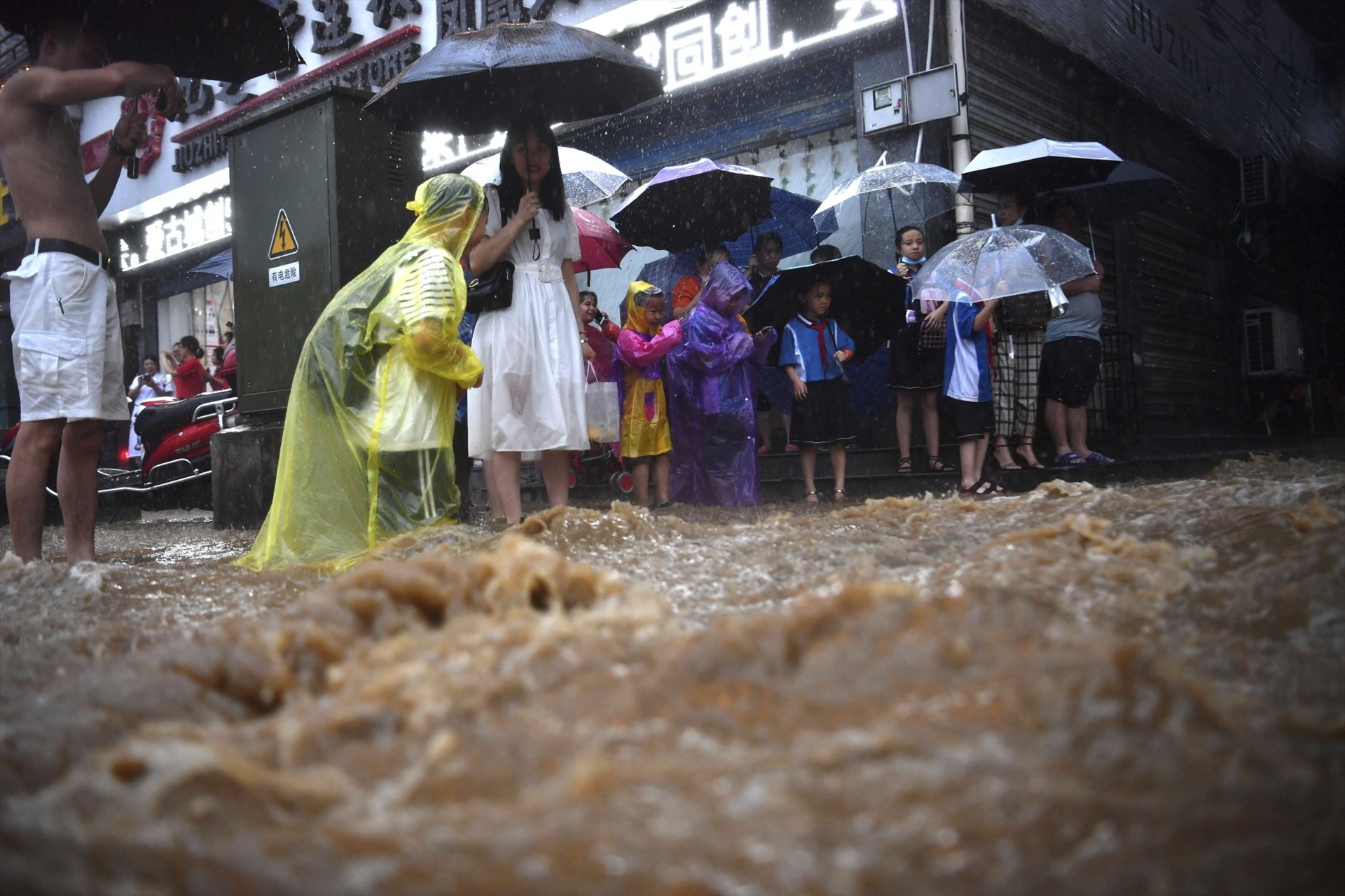 Mưa xối xả gây lũ lụt ở Tương Tây, Hồ Nam, Trung Quốc ngày 29.6. Ảnh: Getty