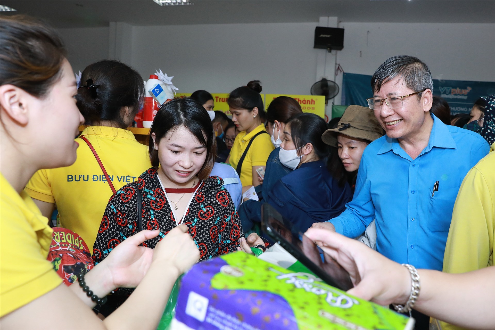 Phó Chủ tịch Thường trực Tổng LĐLĐVN Trần Thanh Hải (ngoài cùng, bên phải) và công nhân lao động các KCN-KCX Hà Nội tại Siêu thị giá 0 đồng. Ảnh: Hải Nguyễn