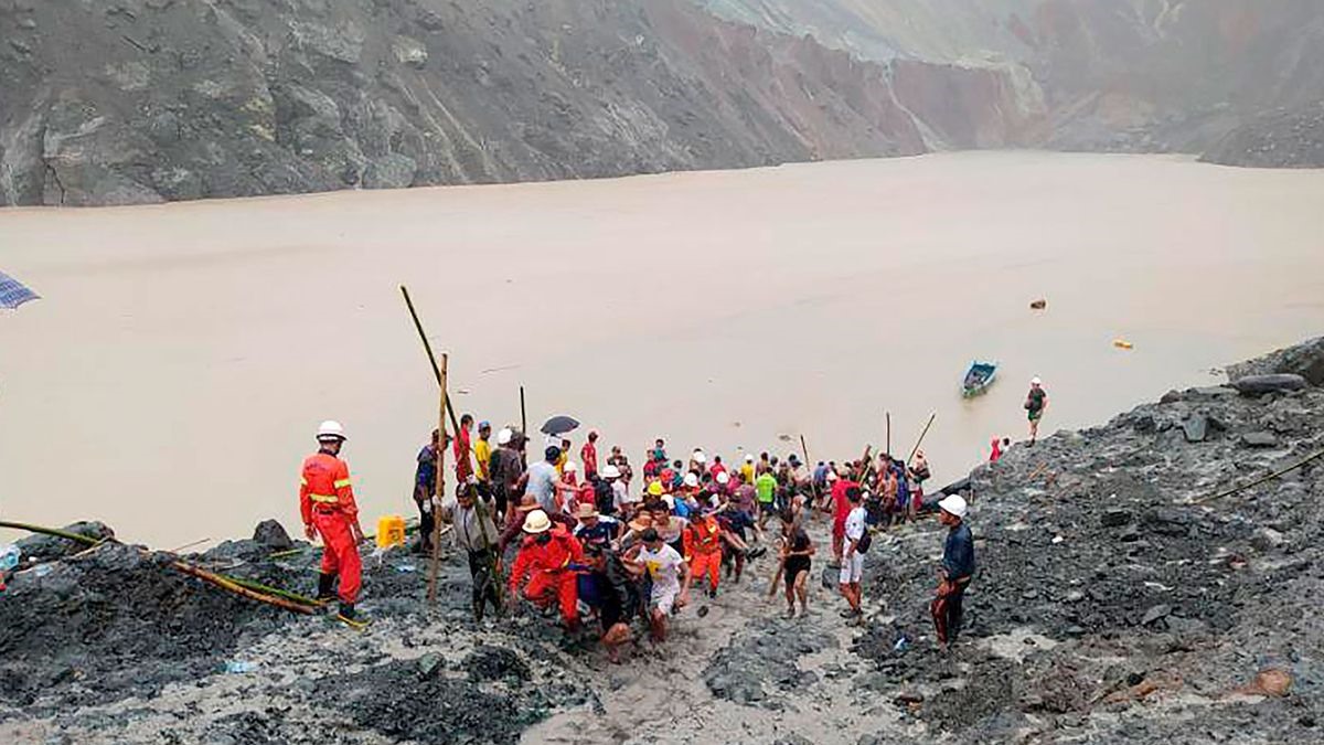 Tìm kiếm các nạn nhân trong vụ sập mỏ. Ảnh: Sở cứu hỏa Myanmar