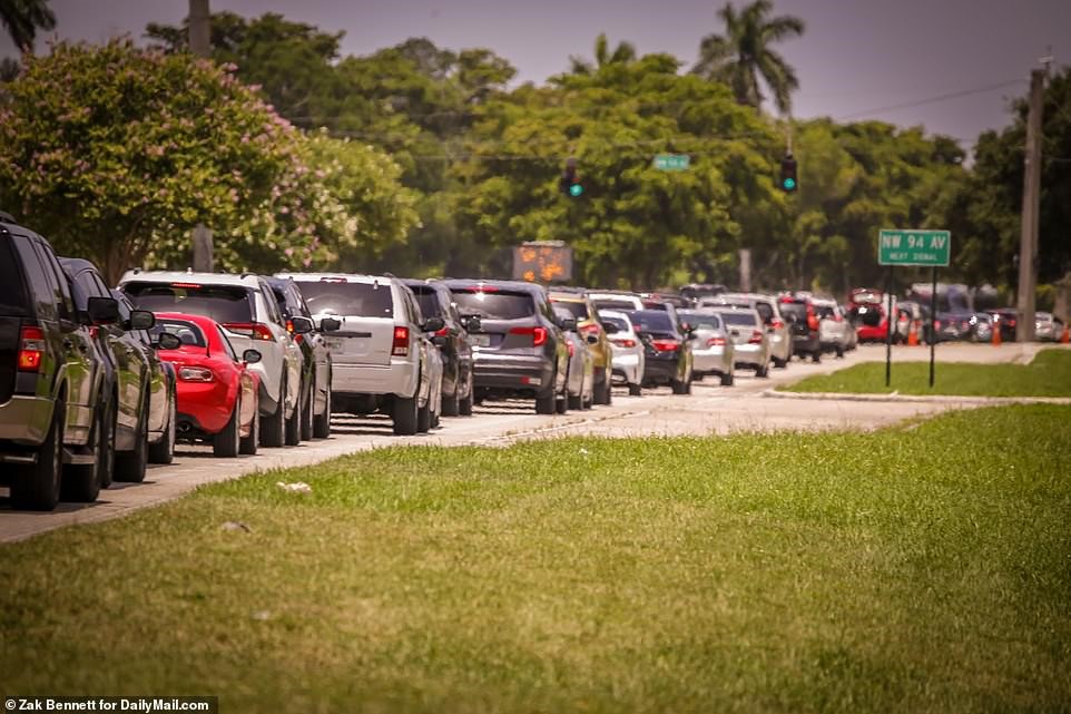 Dòng xe xếp hàng dài dằng dặc cả km để chờ nhận thực phẩm ở thành phố Miami, Florida, Mỹ ngày 1.7. Ảnh: Daily Mail